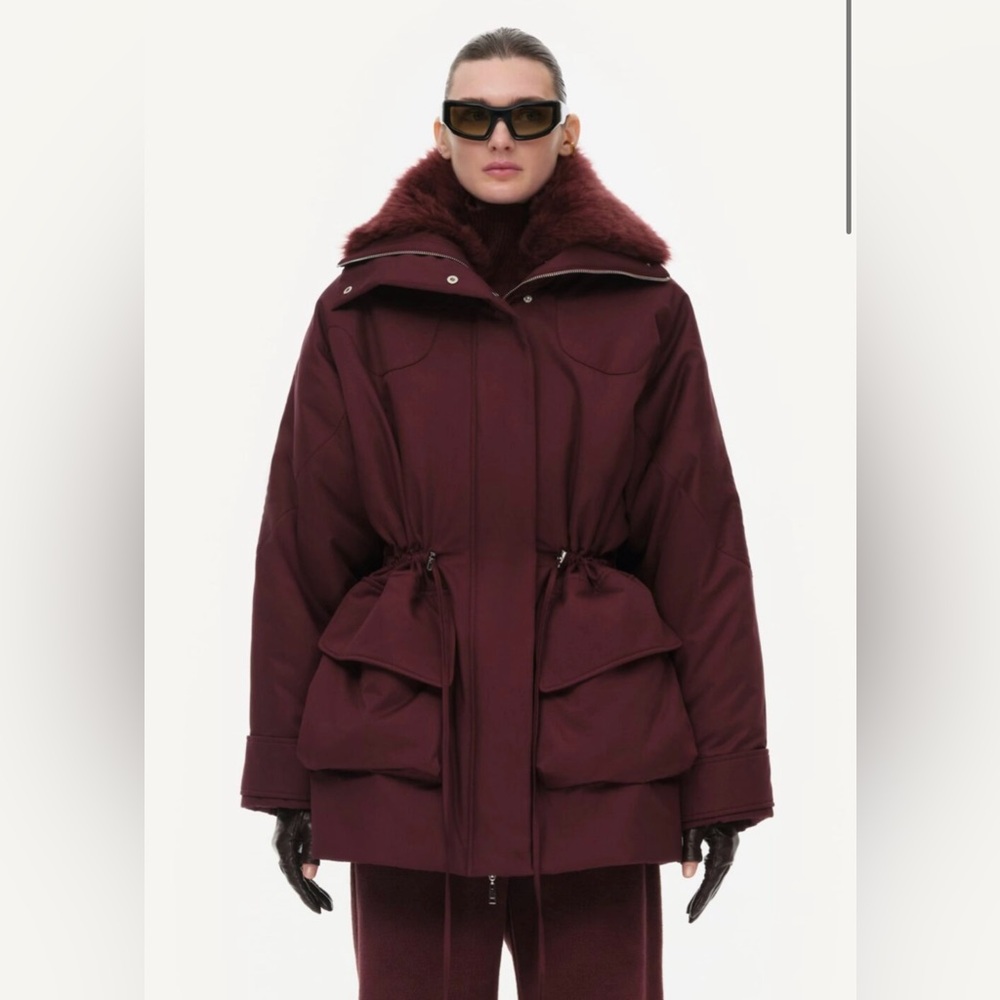 Katimo Coat 
Oversized parka with a drawstring waist.